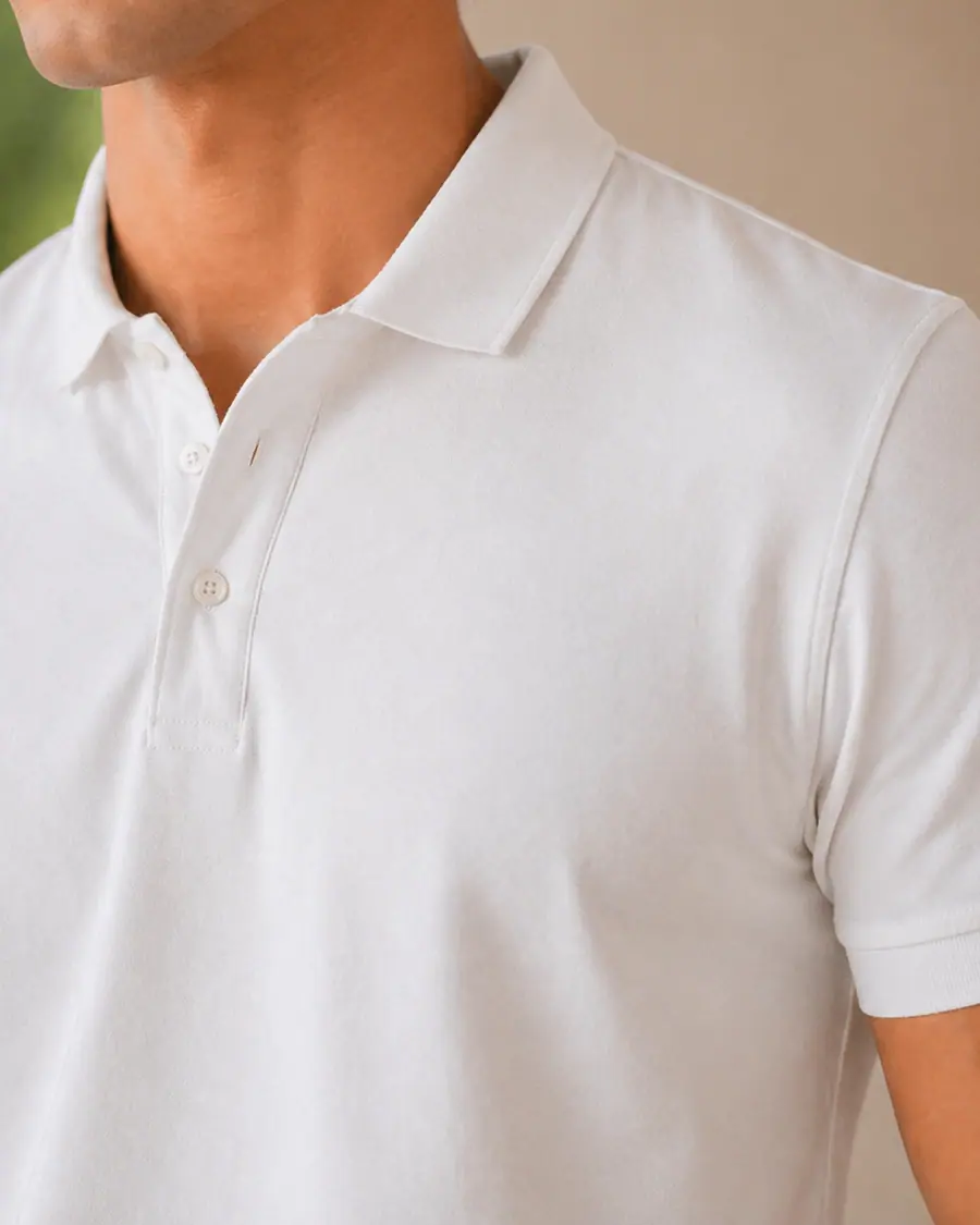 Close-up of The Signature collar and placket in Glacier white